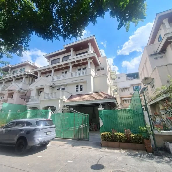 ตัวบ้านด้านหน้าก่อนเข้างาน ล้อมผ้าใบเขียวรอบพื้นที่ทำงาน
